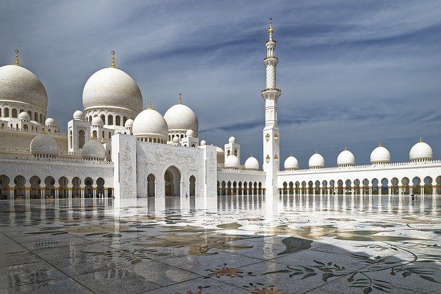 Mezquita-de-Abu-Dabi-Foto-Makalu-Pixabay.jpg