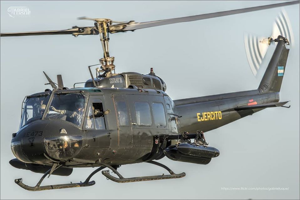 UH-1H Huey II dal Escuadrón de Aviación de Exploración y Ataque 602 del EA armado con coheteras y pods de ametralladoras SF-260, estos emplean ametralladoras MAG de 7.62 mm.jpg