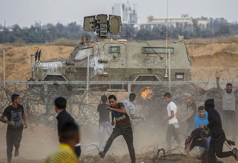 Atalayar_Manifestantes Palestinos Contra Soldados de Israel Franja de Gaza.jpg