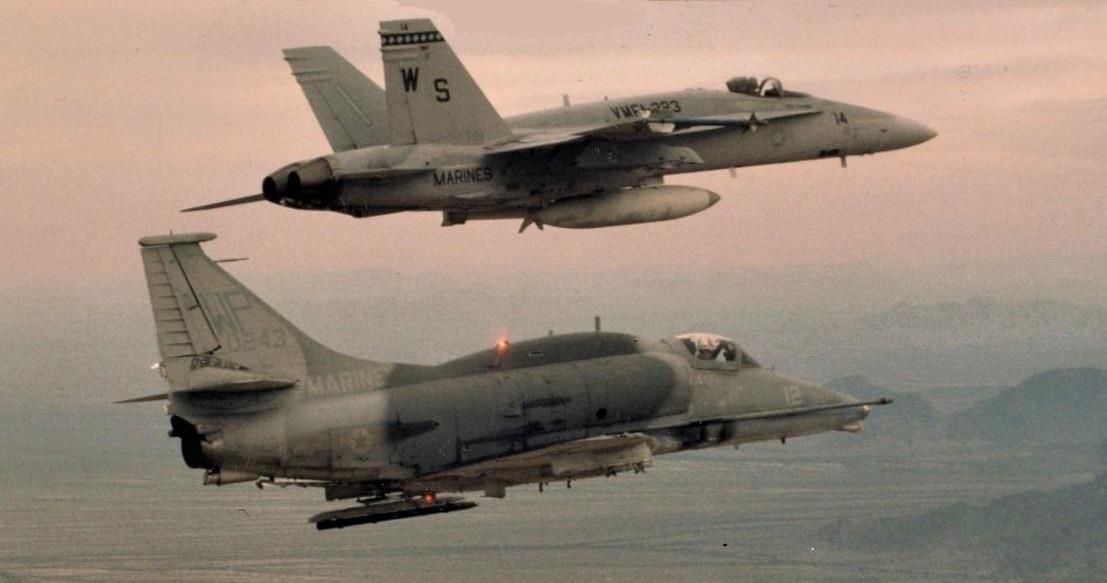 A-4M y F-18a.jpg